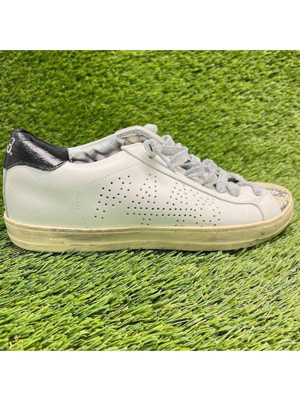 P448 John Low Womens Size 7 White Black Athletic Leather Skate Shoes Sneakers